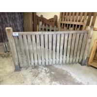 2 diverse houten poorten afm 190x105cm